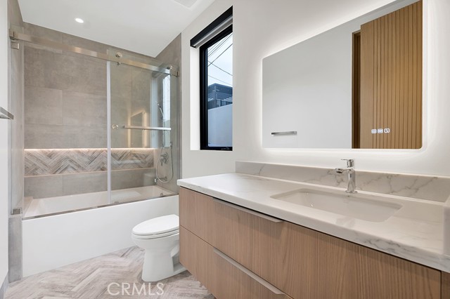 Detail Gallery Image 22 of 32 For 12131 Palms Bld, Los Angeles,  CA 90066 - 4 Beds | 3 Baths