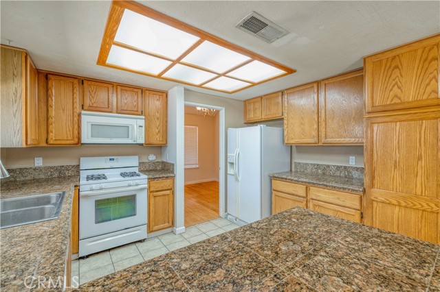 Detail Gallery Image 14 of 36 For 8259 Westport Cir, Sacramento,  CA 95828 - 3 Beds | 2/1 Baths