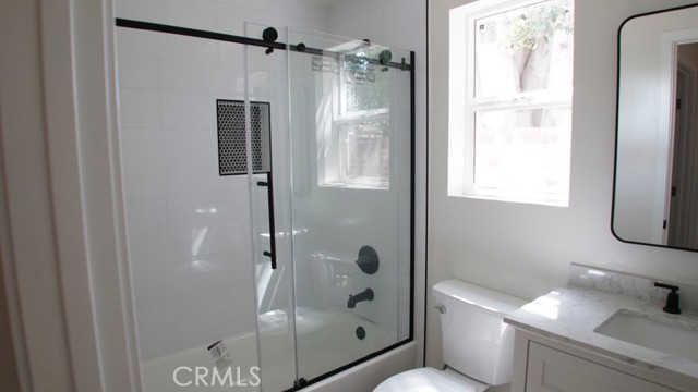 Detail Gallery Image 3 of 8 For 2533 Eucalyptus, Long Beach,  CA 90806 - 8 Beds | 5 Baths