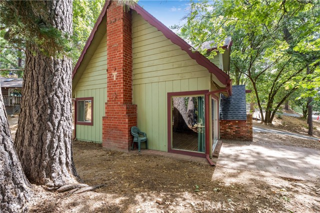 Detail Gallery Image 3 of 30 For 30687 Ferndale Dr, Running Springs,  CA 92382 - 2 Beds | 2 Baths