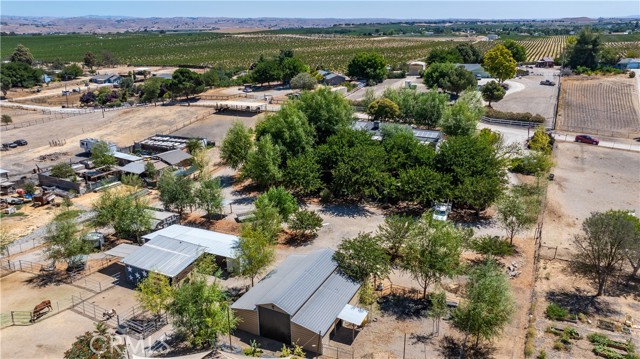 4225 Farousse Way, Paso Robles CA: https://media.crmls.org/medias/a716564e-25d0-4923-9fb4-a3d10f527881.jpg