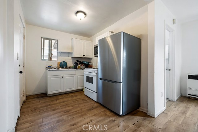 182 E McFarlane Street, Ventura CA: https://media.crmls.org/medias/a71c8e69-9b7d-4565-82e8-ff15824db109.jpg