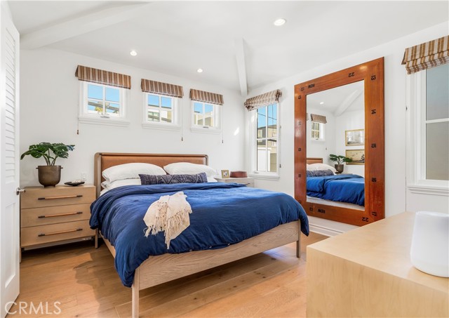 716 1/2 Iris Avenue, Corona del Mar CA: https://media.crmls.org/medias/a71e06ec-9675-4c3e-a7cb-db18a90512a7.jpg