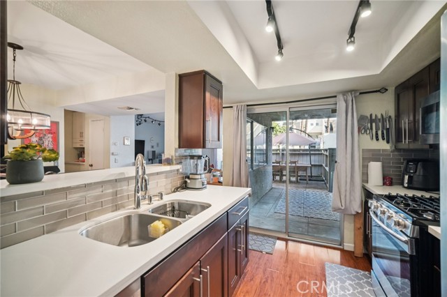 Detail Gallery Image 7 of 36 For 20155 Keswick St #112,  Winnetka,  CA 91306 - 2 Beds | 2/1 Baths