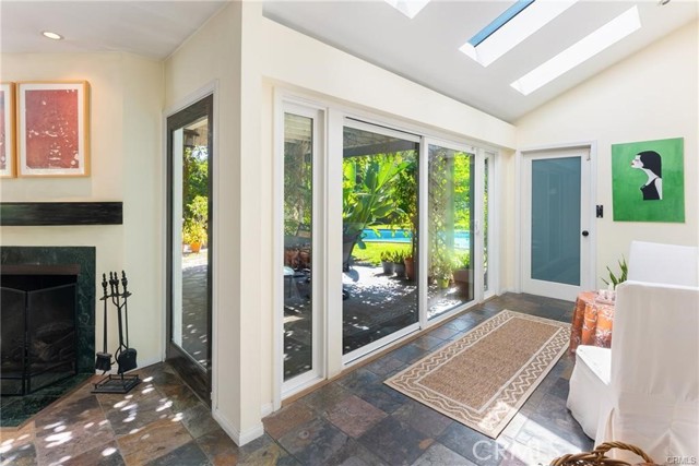 Detail Gallery Image 11 of 28 For 5655 Katherine Ave, Sherman Oaks,  CA 91401 - 2 Beds | 1 Baths