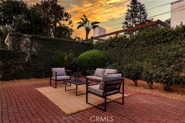 802 S Arroyo Boulevard, Pasadena CA: https://media.crmls.org/medias/a7279a12-df91-400d-972d-ef8525f5e955.jpg