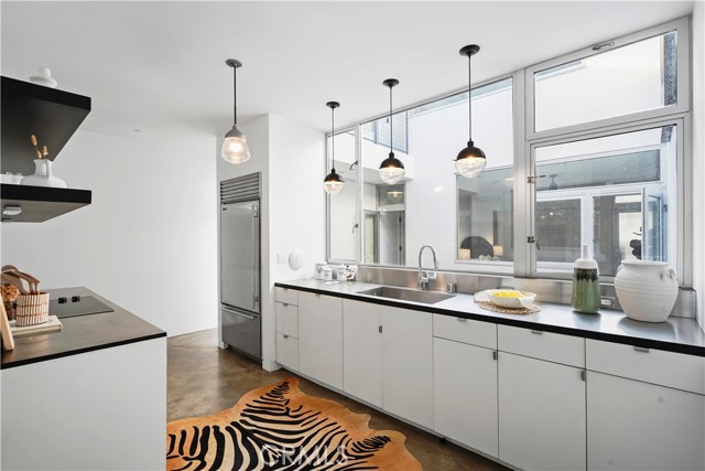 1121 Abbot Kinney Boulevard, Venice CA: https://media.crmls.org/medias/a72df549-3c14-4bdb-b05a-fa268ac8ee23.jpg