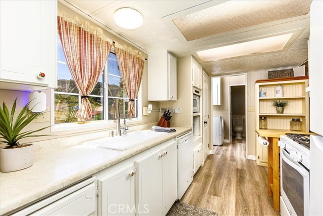 Kitchen with plenty of storage