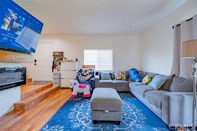 Detail Gallery Image 2 of 26 For 8554 Burnet Ave #114,  North Hills,  CA 91343 - 3 Beds | 2/1 Baths