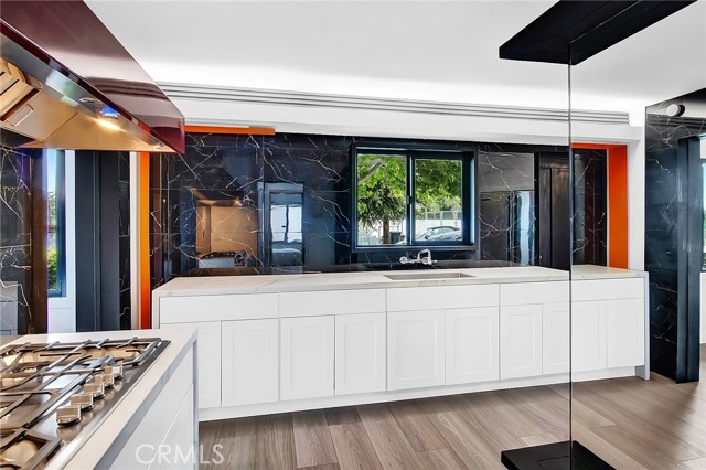 Detail Gallery Image 7 of 28 For 300 Holmwood Dr, Newport Beach,  CA 92663 - 3 Beds | 2 Baths