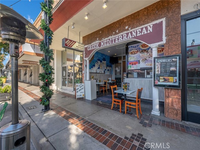 138 N San Fernando Boulevard, Burbank CA: https://media.crmls.org/medias/a73bf47a-58bd-4a40-9076-af47c65807e7.jpg