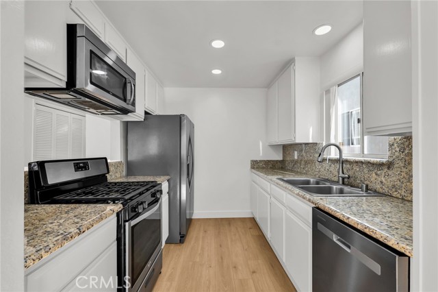 Detail Gallery Image 6 of 25 For 712 5th St, Hermosa Beach,  CA 90254 - 2 Beds | 2 Baths