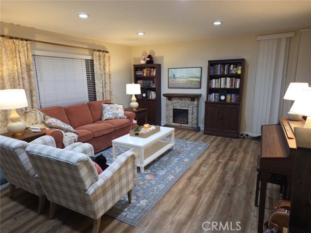 Detail Gallery Image 4 of 21 For 15500 Tustin Village #103,  Tustin,  CA 92780 - 2 Beds | 1/1 Baths