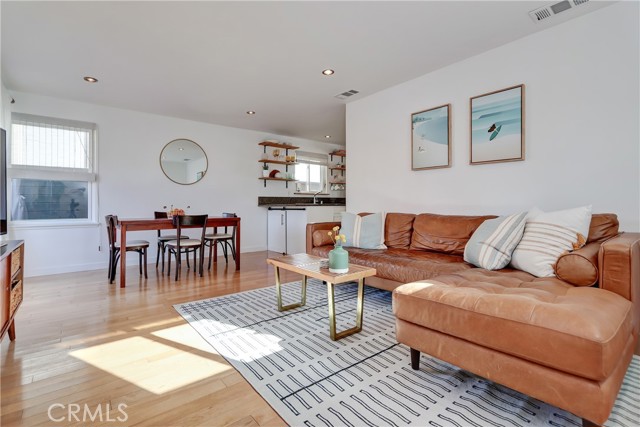 662 Rosecrans Avenue, Manhattan Beach, California 90266, 2 Bedrooms Bedrooms, ,1 BathroomBathrooms,Residential,Sold,Rosecrans,PW21211471