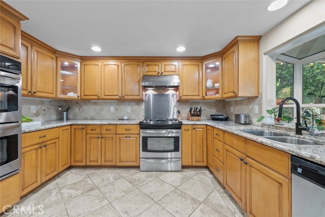 Detail Gallery Image 15 of 47 For 11101 Eton Ave, Chatsworth,  CA 91311 - 4 Beds | 3 Baths