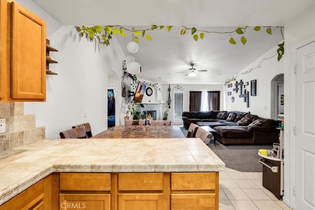https://media.crmls.org/medias/a7546191-8a18-4657-bf2b-301d8de96e5a.jpg?preset=X-Large