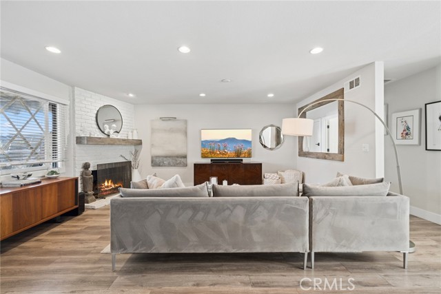 Detail Gallery Image 5 of 39 For 2048 Garden Ln, Costa Mesa,  CA 92627 - 7 Beds | 4 Baths