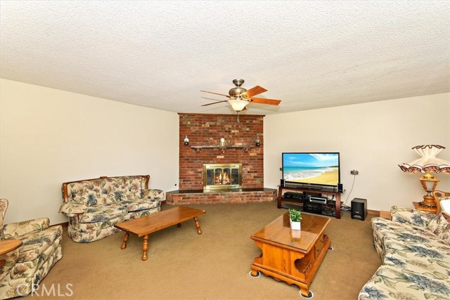 Detail Gallery Image 5 of 36 For 8822 Maple Ave, Fontana,  CA 92335 - 3 Beds | 2 Baths