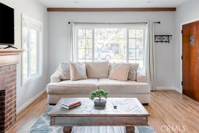 Detail Gallery Image 7 of 24 For 145 N Greenwood Ave, Pasadena,  CA 91107 - 4 Beds | 2/1 Baths
