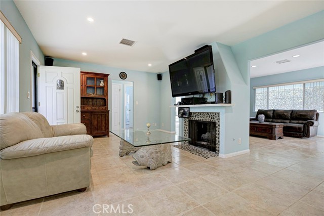 Detail Gallery Image 8 of 54 For 6648 Gaviota Ave, Lake Balboa,  CA 91406 - 4 Beds | 4 Baths