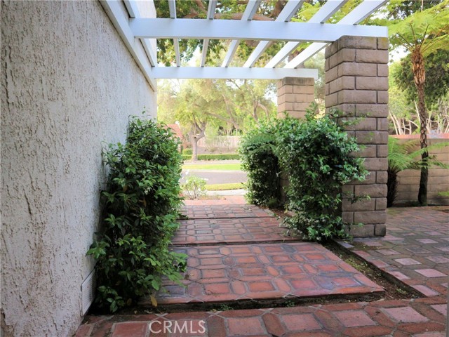 Entryway and cul-de-sac street