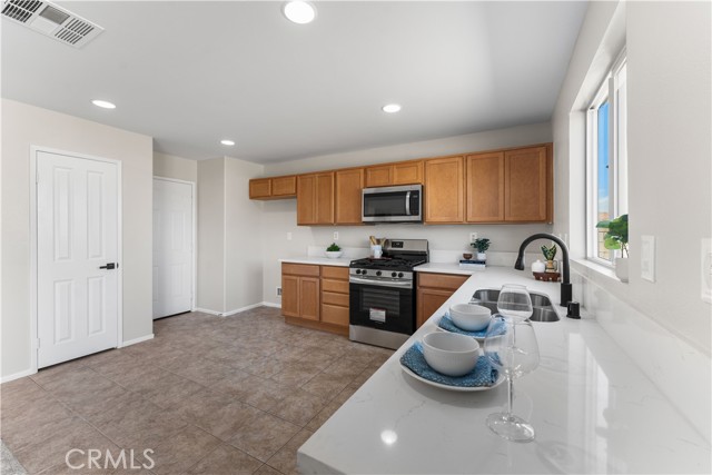 Detail Gallery Image 11 of 43 For 42570 72nd St, Lancaster,  CA 93536 - 4 Beds | 2/1 Baths