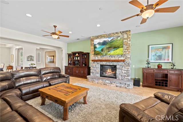 Detail Gallery Image 13 of 68 For 15905 Mandalay Rd, Canyon Country,  CA 91387 - 4 Beds | 3/1 Baths