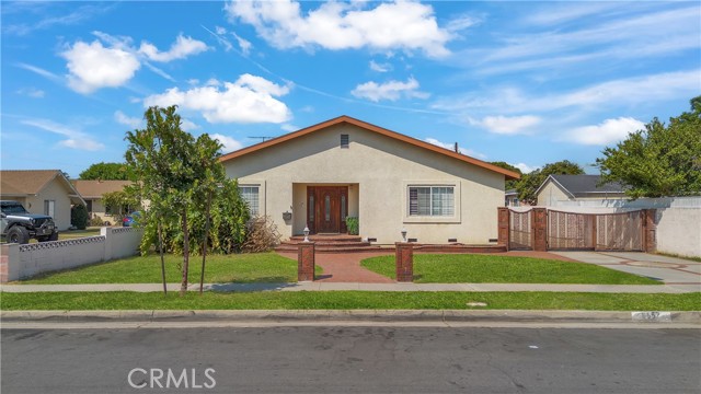 Detail Gallery Image 2 of 29 For 8557 Eucalyptus St, Downey,  CA 90242 - 4 Beds | 3 Baths