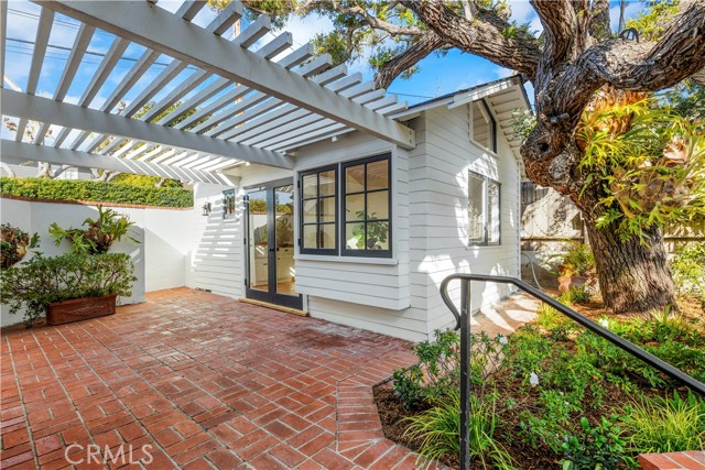 432 Holly Street, Laguna Beach CA: https://media.crmls.org/medias/a7672cab-319e-4bba-a424-cf313a485265.jpg