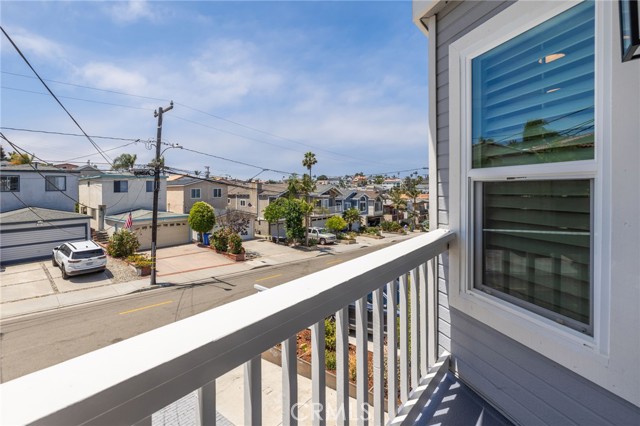 1721 Haynes Lane, Redondo Beach, California 90278, 3 Bedrooms Bedrooms, ,2 BathroomsBathrooms,Residential,For Sale,Haynes,SB24129433