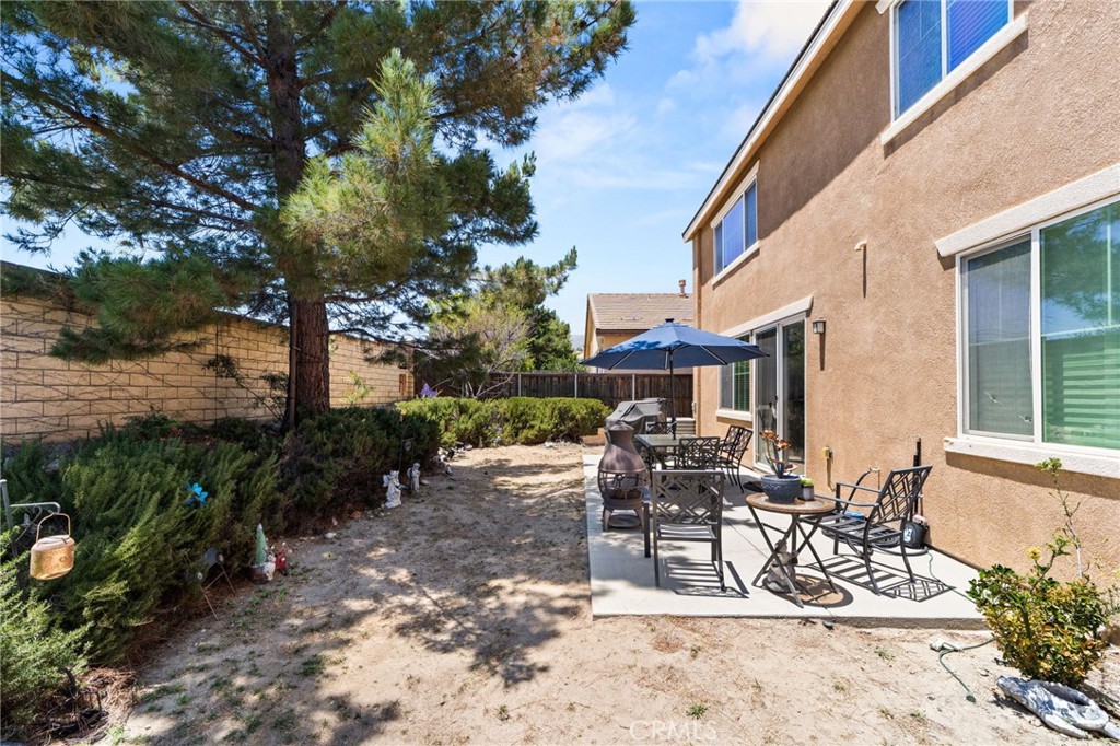 https://media.crmls.org/medias/a76ee4ae-3fd0-46d2-8d1e-c3f4eb3a03bc.jpg?preset=X-Large