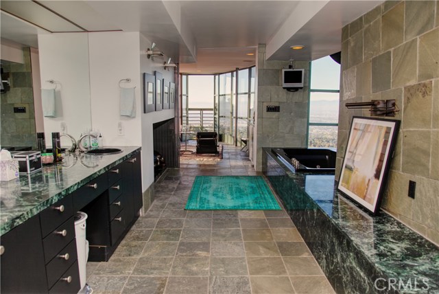 Detail Gallery Image 21 of 53 For 3807 Crest Rd, Rancho Palos Verdes,  CA 90275 - 5 Beds | 6/1 Baths