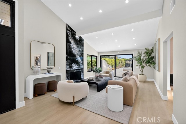 10 White Water Drive, Corona del Mar CA: https://media.crmls.org/medias/a77c7e29-16ee-4d46-bb37-071eaf864040.jpg