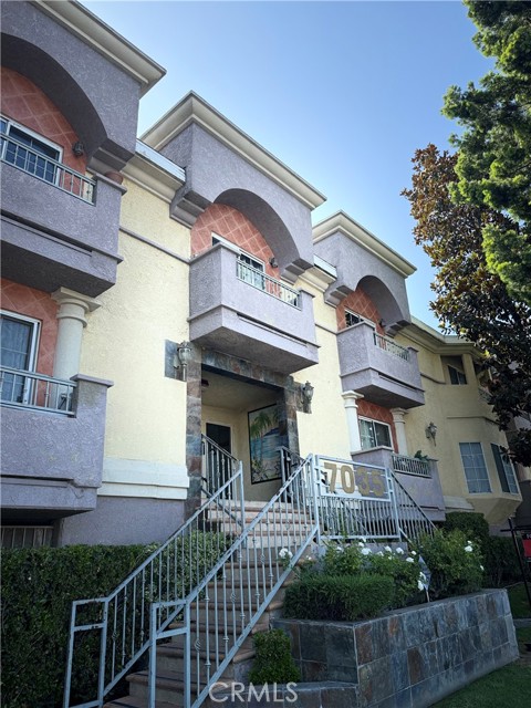 7035 Woodley Avenue, Van Nuys CA: https://media.crmls.org/medias/a77e1ea6-fc35-4788-90f9-d311035c5614.jpg