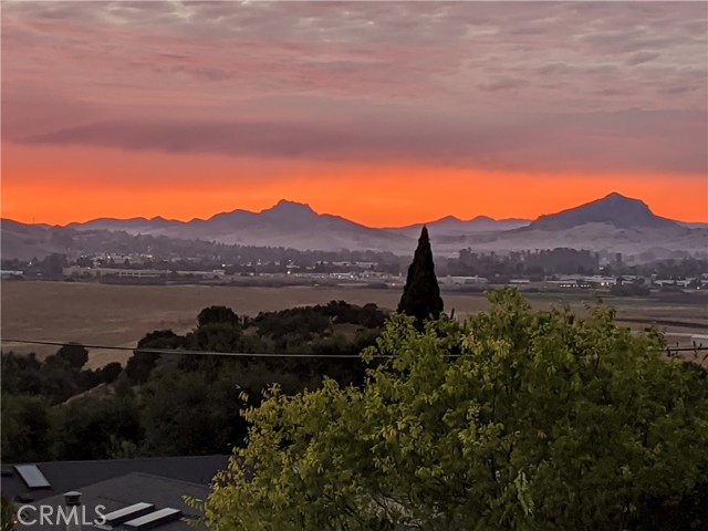 614 Rancho Oaks Drive, San Luis Obispo CA: https://media.crmls.org/medias/a77ea3a5-791a-4487-b426-8dfb1aa2ba19.jpg