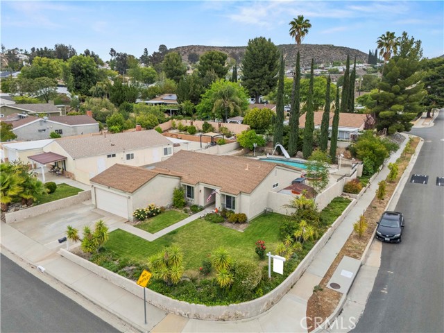 Detail Gallery Image 2 of 32 For 28004 Lakehurst Ave, Canyon Country,  CA 91351 - 4 Beds | 2 Baths