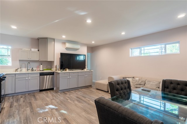 Detail Gallery Image 4 of 21 For 7647 Amestoy Ave, Van Nuys,  CA 91406 - 2 Beds | 2 Baths