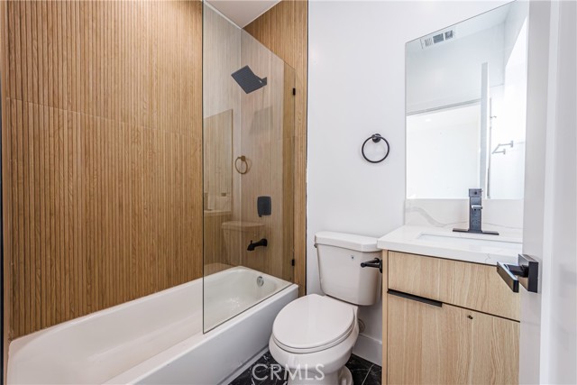 Detail Gallery Image 26 of 26 For 5209 W 20th St #2,  Los Angeles,  CA 90016 - 3 Beds | 3/1 Baths
