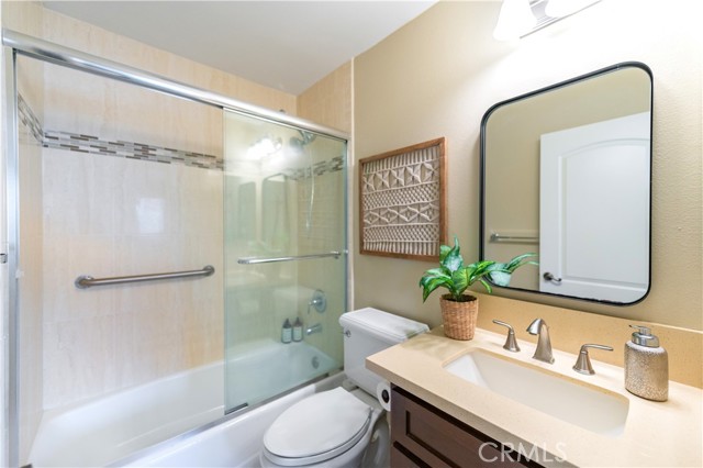 Detail Gallery Image 15 of 24 For 638 N Atlantic Bld #B,  Alhambra,  CA 91801 - 2 Beds | 2/1 Baths