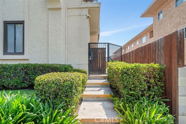 106 S Sierra Madre Boulevard, Pasadena CA: https://media.crmls.org/medias/a78c10ab-0de8-455c-ba9d-32d767c008b5.jpg