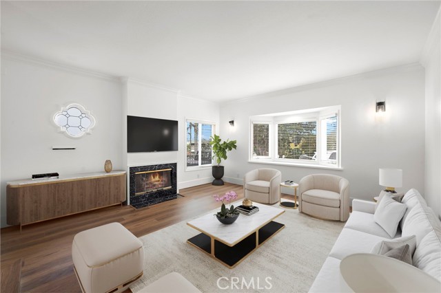 Detail Gallery Image 2 of 35 For 377 Roycroft Ave, Long Beach,  CA 90814 - 4 Beds | 2/1 Baths