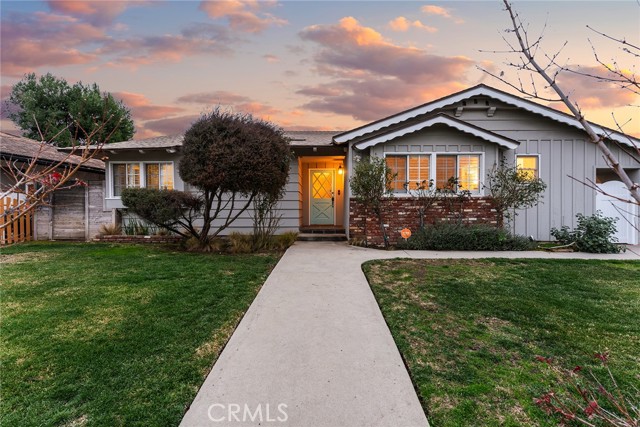 23642 Oxnard Street, Woodland Hills CA: https://media.crmls.org/medias/a794d937-0869-4085-8f7f-891d3cb1675e.jpg