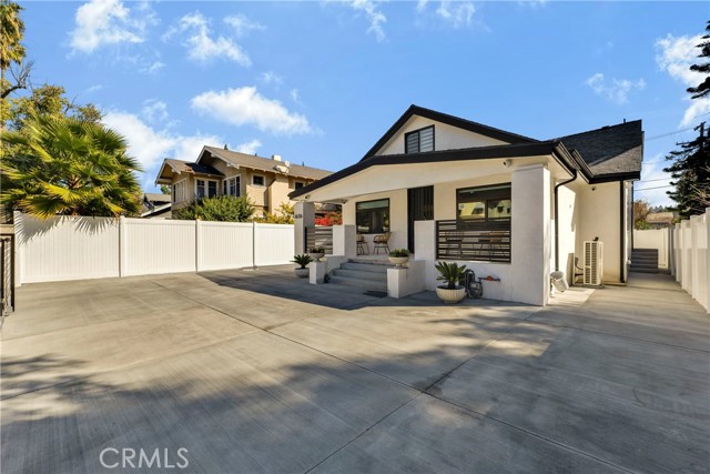 Detail Gallery Image 4 of 46 For 1626 Winona Bld, Los Angeles,  CA 90027 - 5 Beds | 5 Baths