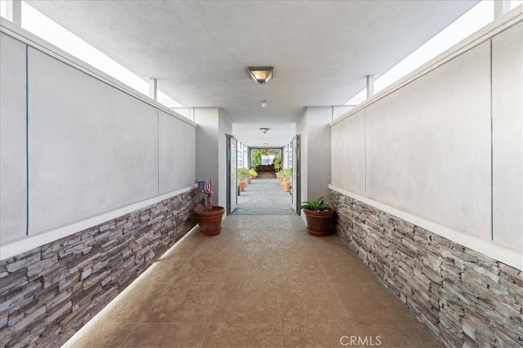 https://media.crmls.org/medias/a796d994-5544-41bd-85e5-712f4dd5cf29.jpg?preset=X-Large
