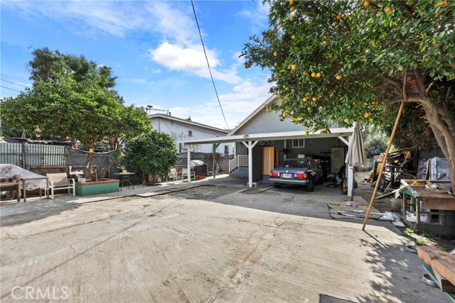341 W 42nd St, Los Angeles CA: https://media.crmls.org/medias/a796e317-6e5d-4d25-82be-ecb6faa364f4.jpg
