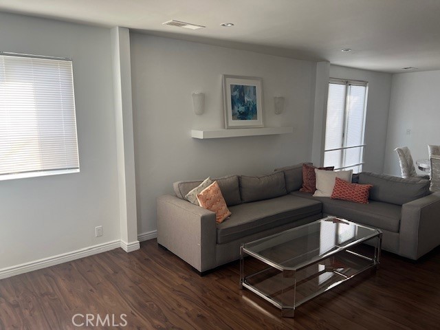 Detail Gallery Image 3 of 36 For 1625 Wellesley Ave, West Los Angeles,  CA 90025 - 4 Beds | 3 Baths