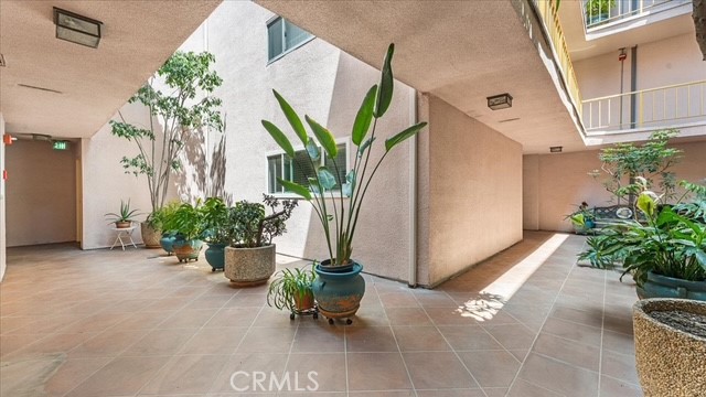 https://media.crmls.org/medias/a799c6c4-eadf-4999-ad77-2dfda61d75e1.jpg?preset=X-Large