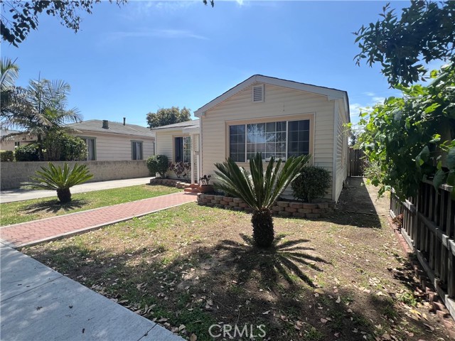 2085 Fashion Avenue, Long Beach CA: https://media.crmls.org/medias/a79aa9e2-848c-4dbd-be22-ccfc32118386.jpg