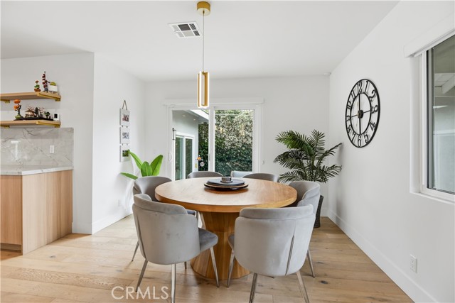 Detail Gallery Image 8 of 36 For 22637 Erwin St, Woodland Hills,  CA 91367 - 6 Beds | 5/1 Baths