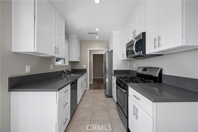 7736 Bellaire Avenue, North Hollywood CA: https://media.crmls.org/medias/a7a22379-fc56-4330-86c0-47018d292c6a.jpg